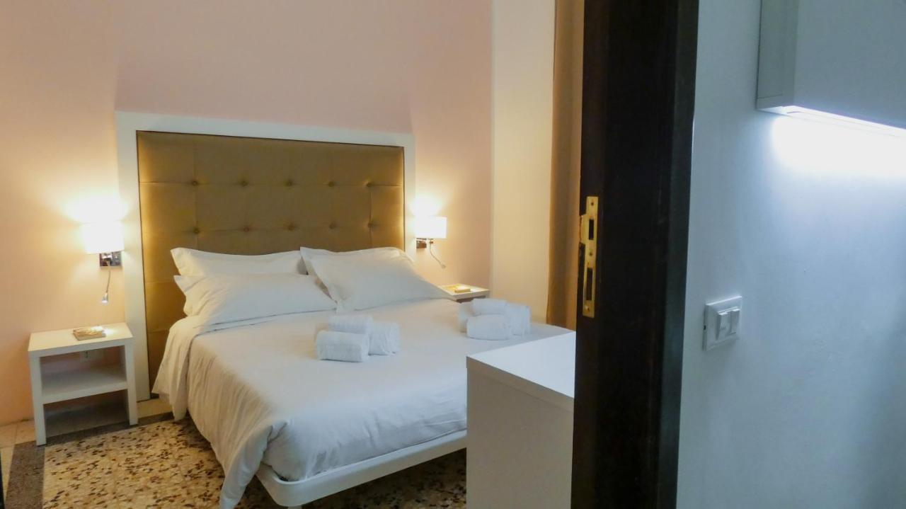 Regina Margherita - Bed And Breakfast & Rooftop Lounge Bar Сиракузы Экстерьер фото